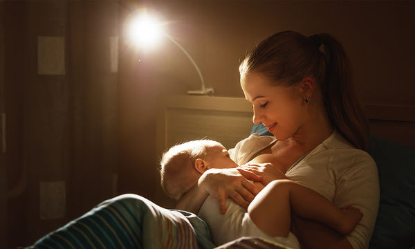 Μητρικός θηλασμός: Γιατί είναι σημαντικό να είστε χαλαρές όσο θηλάζετε 