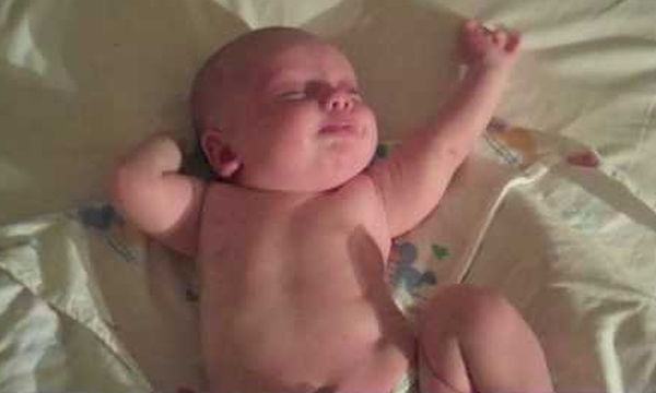 Θα σας ξετρελάνει: Δείτε πώς τεντώνεται το μωράκι όταν ξυπνάει (vid) 