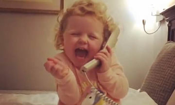 Φανταστική η μικρή! Μιλάει με νάζι  στο τηλέφωνο και γίνεται viral (vid) 