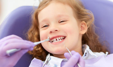 Σε ποια ηλικία θα πρέπει το παιδί να βάλει σιδεράκια αν τα δόντια του είναι στραβά; 