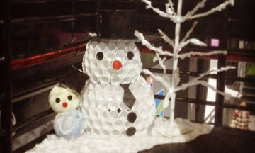 DIY: Έτσι θα φτιάξετε έναν υπέροχο και φωτεινό χιονάνθρωπο με πλαστικά ποτήρια (vid)