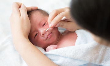Πώς να καθαρίσετε σωστά τη μύτη και τα αυτάκια του μωρού σας (vid)