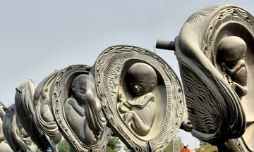 Από τη σύλληψη στη γέννηση: Γιγάντια γλυπτά απεικονίζουν μοναδικά την πορεία της ζωής (pics & vid)