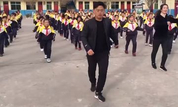Διευθυντής δημοτικού τραγουδάει και οι μαθητές του χορεύουν στα διαλείμματα (vid)