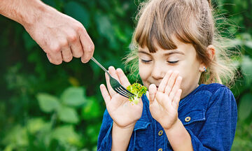 Εύκολοι τρόποι για να εντάξουμε περισσότερα φρούτα στη διατροφή των παιδιών (vid)