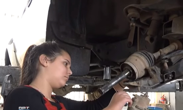 13χρονη Ελληνίδα μηχανικός «λύνει και δένει» αυτοκίνητα καλύτερα και από άντρα! (vid)