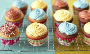 Φτιάξτε cupcakes μαζί με τα παιδιά σας ακολουθώντας αυτή την εύκολη συνταγή (vid & pics)