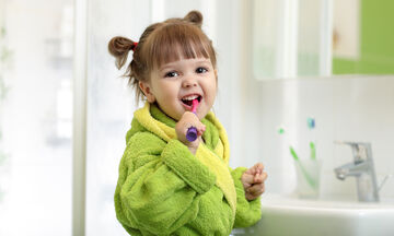 Εύκολοι τρόποι να μάθει το παιδί μας να πλένει σωστά τα δόντια του (vid)