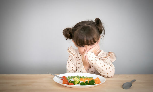 Πέντε θαυματουργοί τρόποι & μία συνταγή για να φάει το παιδί σας αρακά... με χαρά (vid)