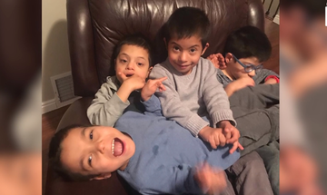 Παιδί με σύνδρομο Down φροντίζει τα τρία αδέλφια του που έχουν ειδικές ανάγκες (vid) 