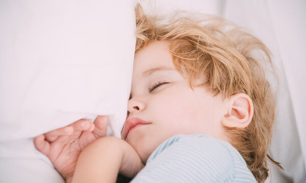Ιδρώνει το παιδί σας στον ύπνο; Πού μπορεί να οφείλεται 
