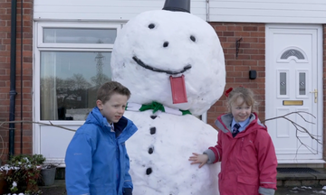 Δείτε τι έκανε αυτή η οικογένεια για να μην λιώσει ο χιονάνθρωπός τους! (vid) 