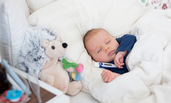 Αποτελεσματικές θεραπείες στο σπίτι για να αντιμετωπίσετε τον πυρετό στα μωρά
