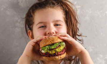 Παιδική διατροφή: Όλα όσα πρέπει να γνωρίζετε για τα «φιλικά» λιπαρά (vid)