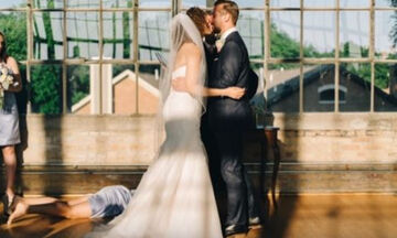 Τι απρόσμενο μπορεί να συμβεί σε μια φωτογράφηση γάμου; Δείτε τις φωτογραφίες και θα καταλάβετε 