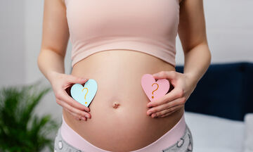 Μετά από δύο αποβολές είναι έγκυος. Δείτε τον πρωτότυπο τρόπο που ανακοίνωσε το φύλο του μωρού (vid)
