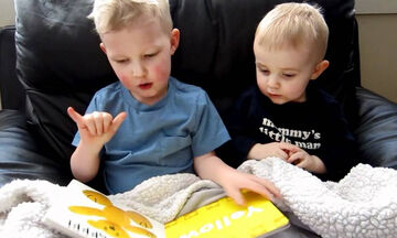 Τρίχρονος μαθαίνει τα χρώματα στον μικρότερο αδελφό του - Δείτε με ποιο τρόπο (vid) 