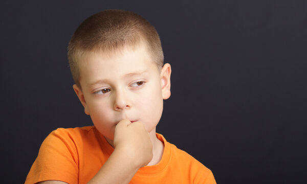 5 αποτελεσματικοί τρόποι για να σταματήσει το παιδί σας να τρώει τα νύχια του