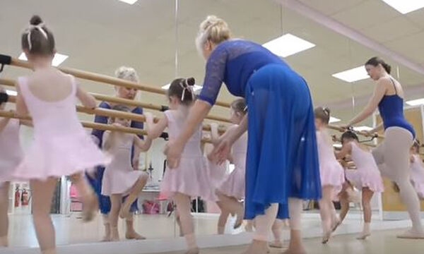 Δασκάλα κλασσικού χορού έχει την πιο ασυνήθιστη τάξη - Δείτε γιατί (vid) 