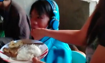 Δείτε τον απίστευτο λόγο που αυτή η μαμά ταΐζει στο στόμα τον έφηβο γιο της (vid) 