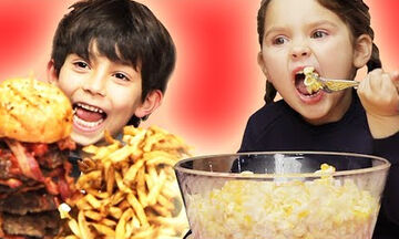 Δείτε τις αντιδράσεις παιδιών μόλις βλέπουν την τεράστια μερίδα του αγαπημένου τους φαγητού (vid)