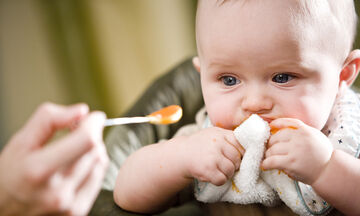 Τάισμα μωρού με κουτάλι: Τι πρέπει να γνωρίζετε 