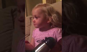 Δεν μπορεί να συγκρατήσει τα δάκρυά της βλέποντας μια παιδική ταινία (vid) 