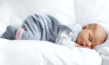 Νυχτερινή εφίδρωση στα μωρά: Αιτίες και πώς μπορείτε να την αντιμετωπίσετε