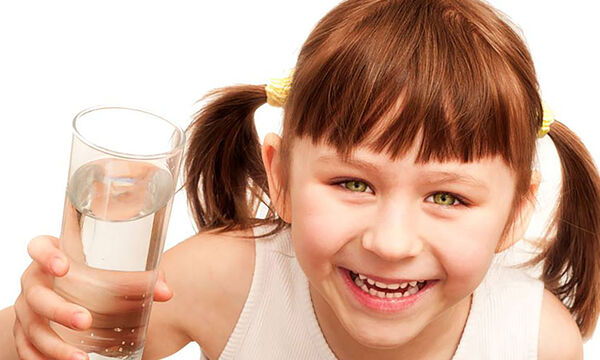 Πόσο νερό πρέπει να πίνουν καθημερινά τα παιδιά; (vid)