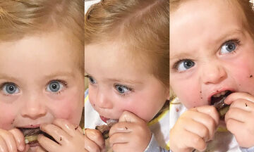 Η κόρη της διάσημης μαμάς τρώει παϊδάκια για πρώτη φορά 