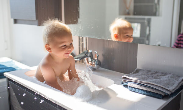 Μπάνιο μωρού: Απαντήσεις σε όλες τις ερωτήσεις που κάνουν οι γονείς