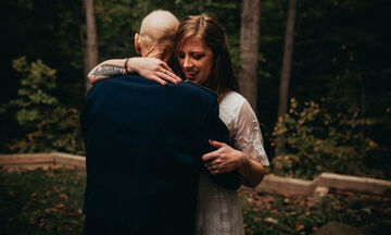 Φωτογραφήθηκε με τον πατέρα της για να έχει για πάντα στη μνήμη της τον τελευταίο χορό τους (pics)