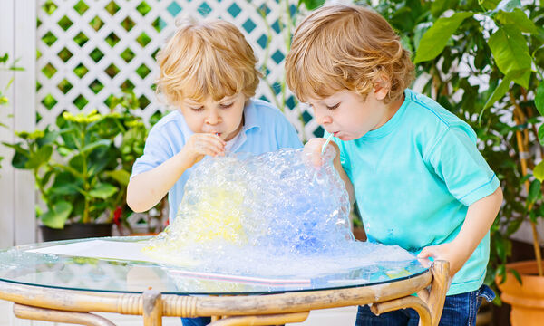 Πειράματα με νερό που θα κρατήσουν τα παιδιά απασχολημένα (vid)