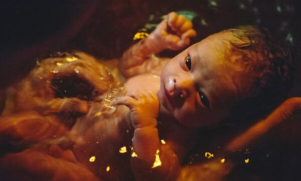 Γέννα στο νερό: Απίθανες φωτογραφίες με μωράκια που γεννιούνται σε πισίνες (pics)