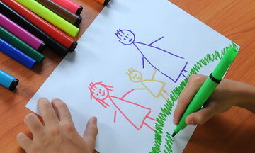 Τα παιδιά μαθαίνουν να ζωγραφίζουν την οικογένειά τους με αυτό τον εύκολο τρόπο (vid)