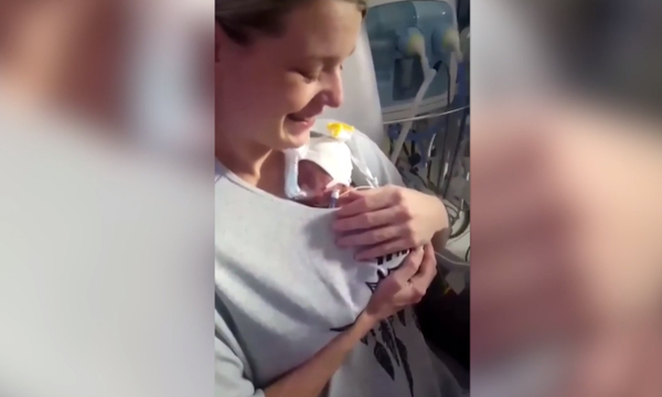 Μαμά αγκαλιάζει για πρώτη φορά το πρόωρο μωρό της – Δείτε τη συγκινητική στιγμή (vid)
