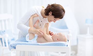Πώς θα αλλάξετε πάνα στο μωρό (εικόνες βήμα-βήμα)