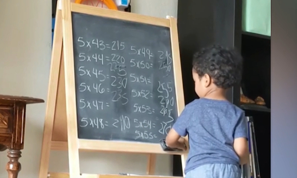 Είναι μόλις τριών χρονών και οι ικανότητές του στα μαθηματικά είναι μοναδικές (vid) 