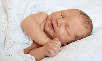 Γιατί τα μωρά γελούν στον ύπνο τους;