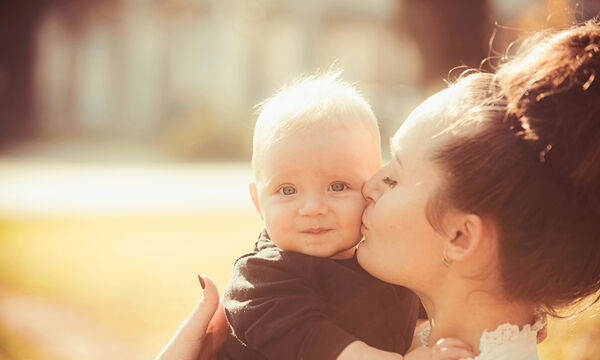 Πώς η αγκαλιά μπορεί να κάνει το μωρό να νιώσει ασφαλές και χαρούμενο (vid) 