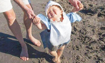 Πολύ γέλιο! Δείτε τι κάνουν αυτά τα μωρά και οι γονείς τους στην παραλία (vid) 