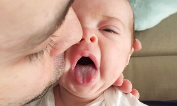 Δείτε πώς αντιδρούν τα μωρά στα φιλιά των γονιών τους - Θα γελάσετε με την ψυχή σας (vid) 