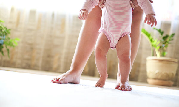 Τα πρώτα βήματα του μωρού - Tips για να το βοηθήσετε από τον 4ο κιόλας μήνα (pics)