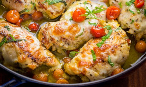 Ζουμερά ρολάκια κοτόπουλου γεμιστά με πέστο και μοτσαρέλα - Δοκιμάστε τα (vid +pics)