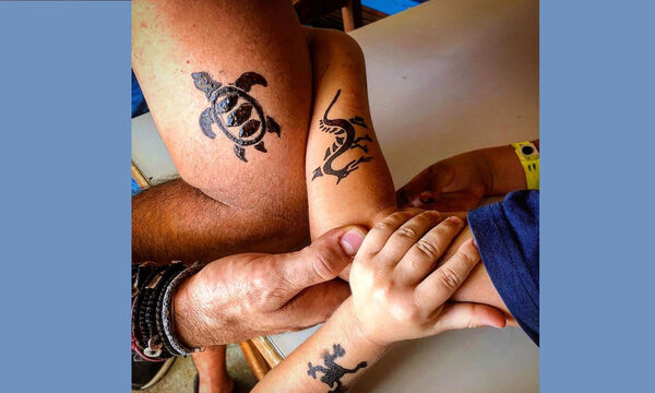 Διάσημος Έλληνας μπαμπάς έκανε tattoo μαζί με τα παιδιά του - Πάει κάπου το μυαλό σας (pics)