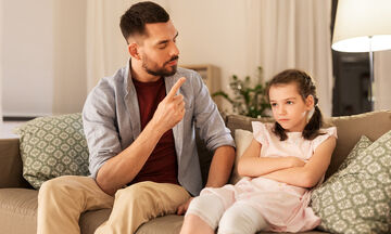Πώς πρέπει να συμπεριφερθούν οι γονείς όταν δεν εγκρίνουν τις παρέες του παιδιού τους; (vid) 