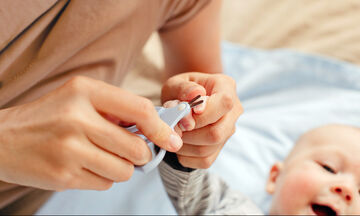 Πώς θα κόψετε τα νύχια του μωρού σας με ασφάλεια (vid)