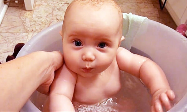 Όταν τα μωρά ενθουσιάζονται με το νερό - Ένα βίντεο που πρέπει να δείτε (vid)