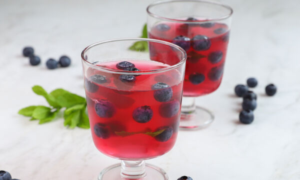 Φτιάξτε χρησιμοποιόντας μόνο 4 υλικά ζελέ φράουλα με blueberries