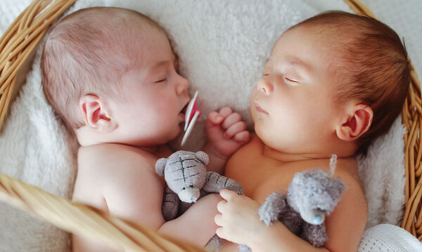 Ο ύπνος των διδύμων: Συμβουλές για τον ήρεμο ύπνο των μωρών σας